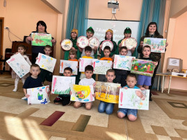 Фото группы "Звёздочки" со своими рисунками Фото группы "Звёздочки" со своими рисунками.