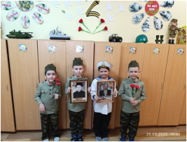 Будущие защитники Родины с портретами своих предков Будущие защитники Родины с портретами своих предков.