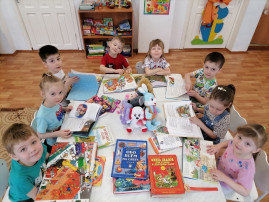 Дети рассматривают книги Дети рассматривают книги.
