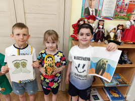 Национальные символы валенки ,матрёшка и медведь Национальные символы валенки ,матрёшка и медведь.