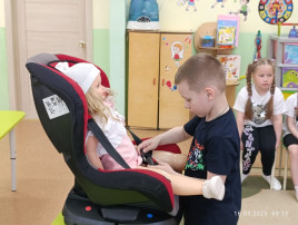 воспитанник пристёгивает куклу воспитанник пристёгивает куклу .
