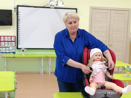 педагог показывает как должны сидеть дети в автокресле педагог показывает как должны сидеть дети в автокресле.