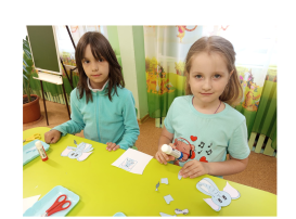 девочки делают аппликация слона девочки делают аппликация слона.