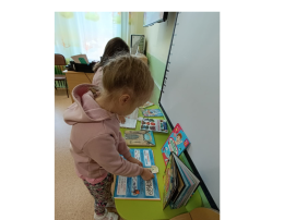 девочки кладут закладки в книги девочки кладут закладки в книги.