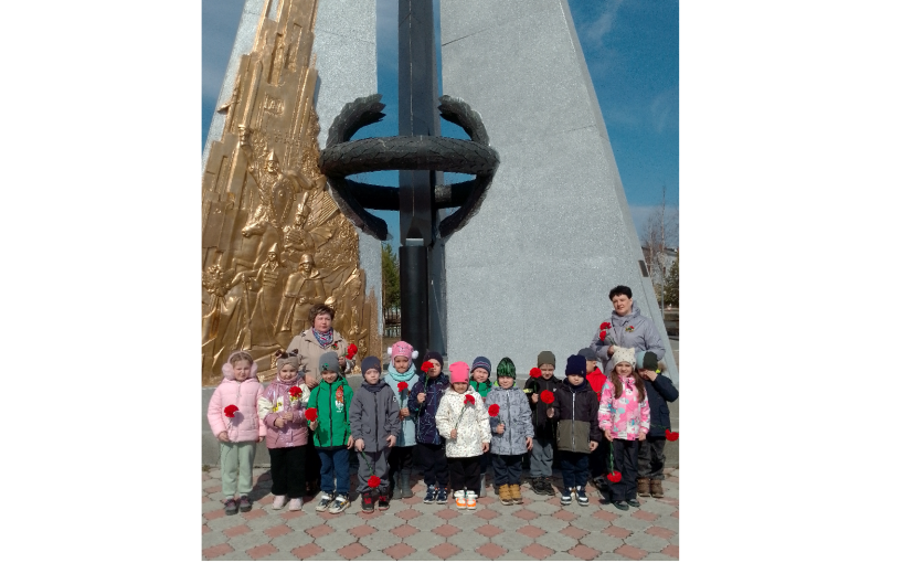 фото старшей группы возле обелиска фото старшей группы возле обелиска.